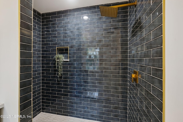 bathroom featuring a tile shower