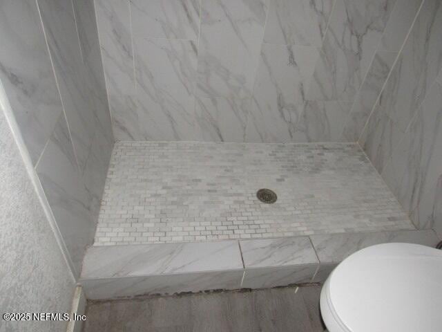 bathroom featuring tiled shower