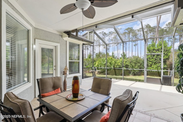 sunroom with ceiling fan