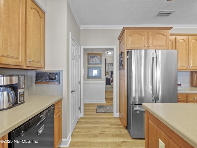 kitchen with visible vents, freestanding refrigerator, light countertops, dishwasher, and light wood-type flooring