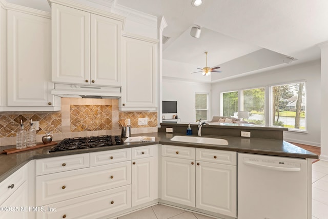 kitchen with a sink, gas cooktop, a peninsula, dishwasher, and under cabinet range hood