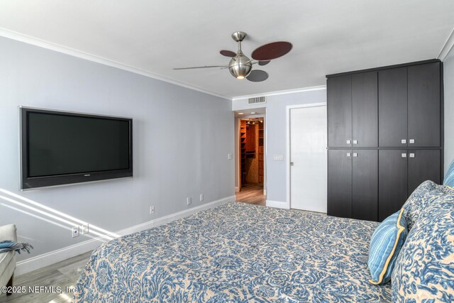 bedroom with baseboards, visible vents, a closet, and ornamental molding