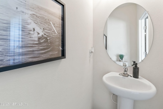 bathroom featuring a sink