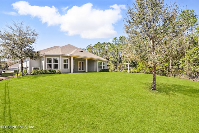 view of front of property featuring a front yard and fence