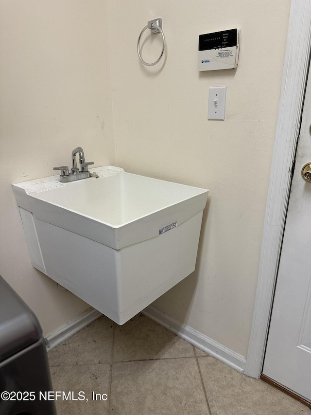 bathroom featuring a sink and baseboards