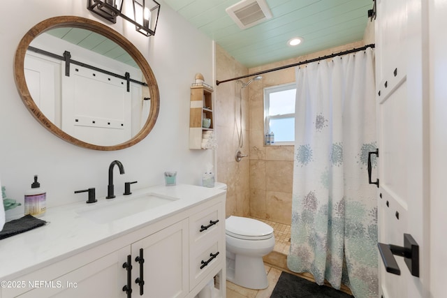 full bath featuring toilet, visible vents, tiled shower, and vanity