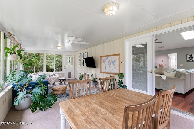 sunroom with ceiling fan