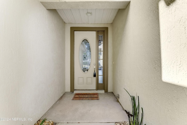 property entrance with stucco siding