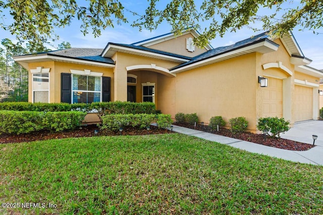 view of front of property featuring stucco siding, an attached garage, driveway, and a front lawn