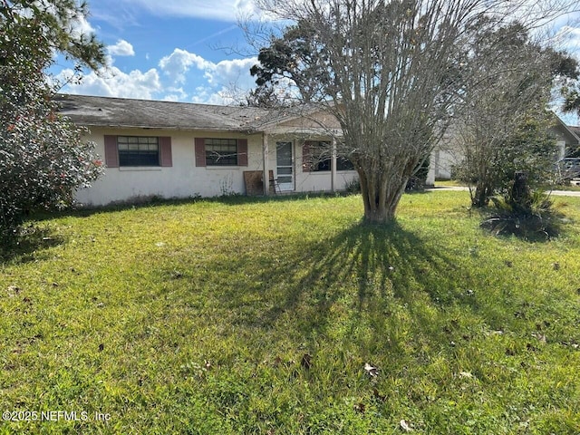 view of front of home featuring a front yard