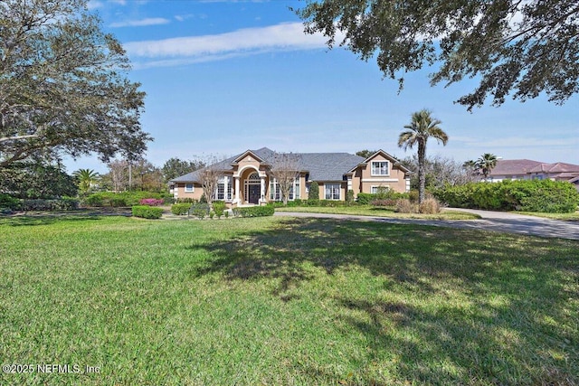 view of front of property featuring a front yard