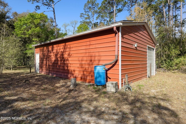 view of outdoor structure featuring an outbuilding