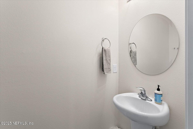 bathroom featuring a sink