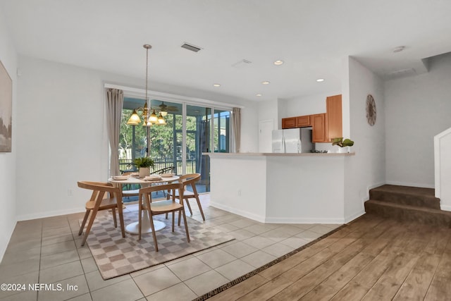 dining area featuring recessed lighting, visible vents, a chandelier, light wood-type flooring, and baseboards