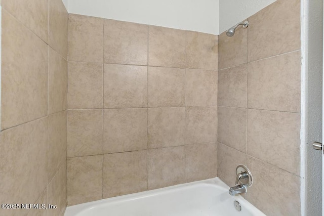 bathroom with bathtub / shower combination