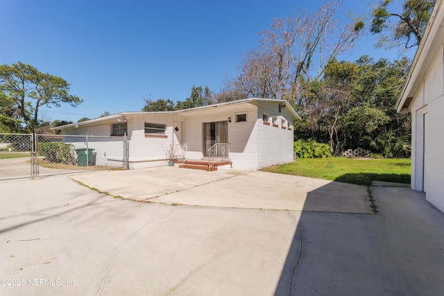 view of front facade featuring driveway and a front lawn