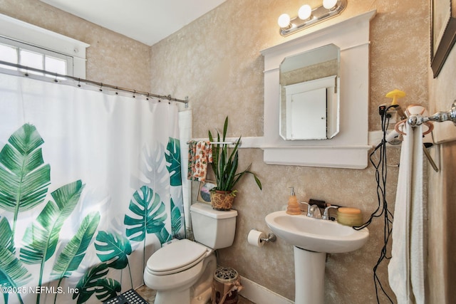 bathroom with toilet and a shower with curtain