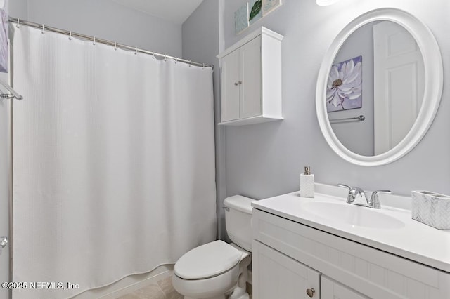 full bathroom featuring curtained shower, toilet, and vanity