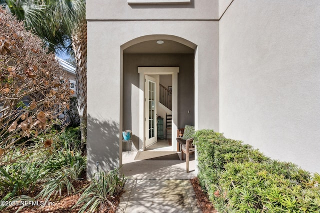 property entrance featuring stucco siding