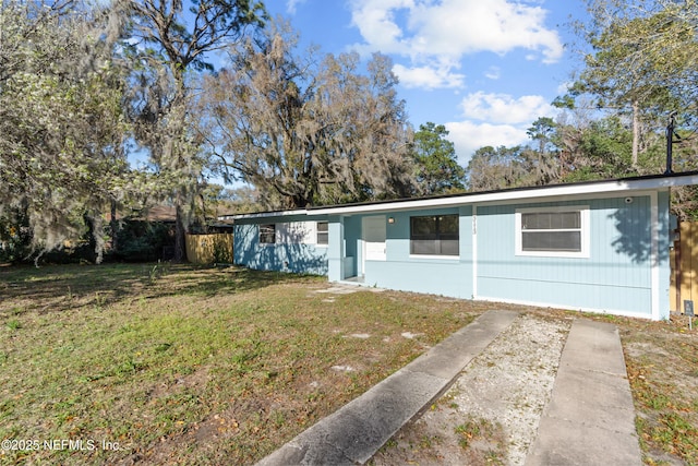 view of front of home featuring a front yard and fence