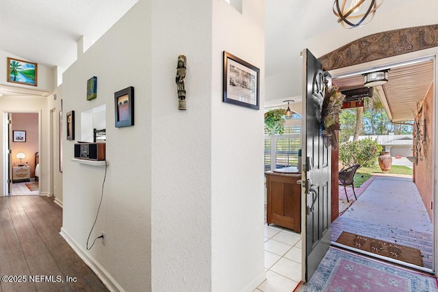 foyer entrance featuring baseboards