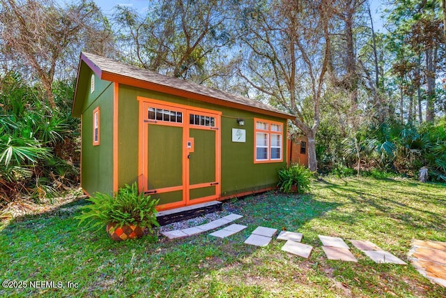 view of outdoor structure featuring an outbuilding