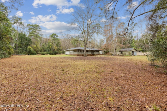 view of yard featuring an outdoor structure