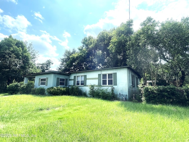 view of front of property featuring a front lawn