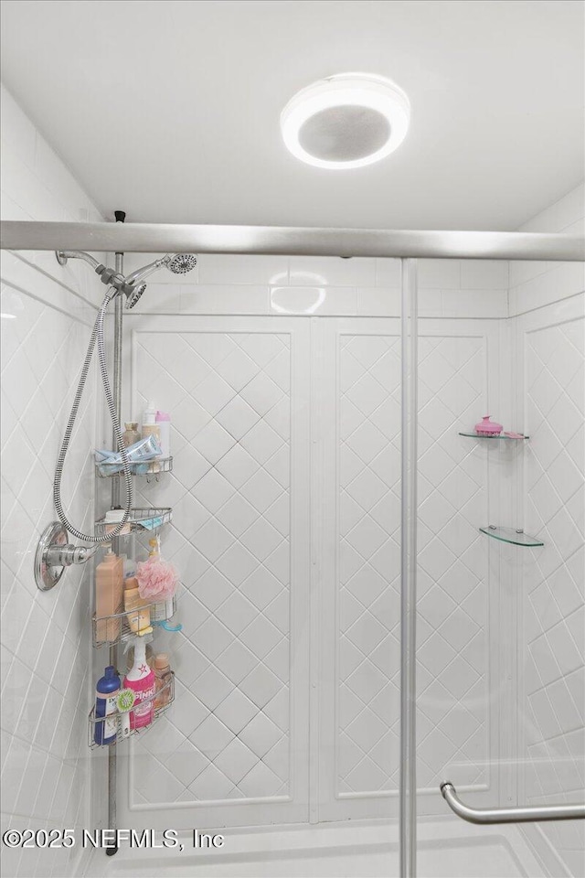 bathroom featuring tiled shower