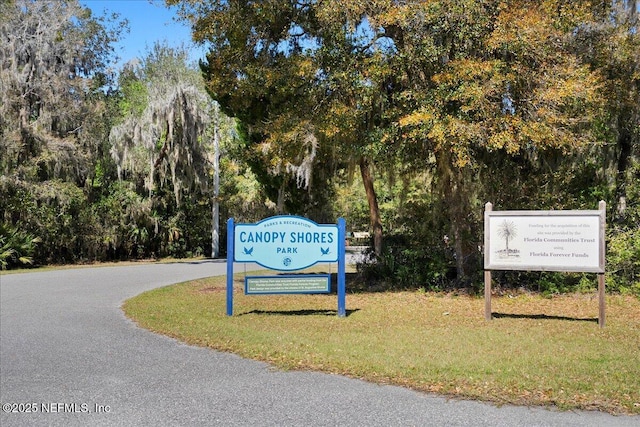 view of property's community featuring a lawn