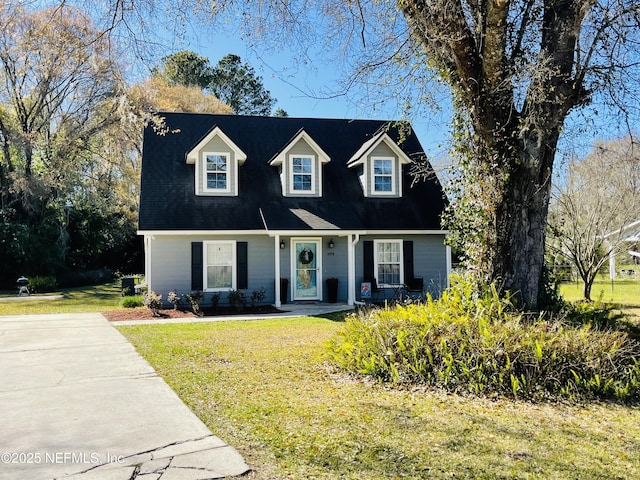 cape cod-style house featuring a front lawn