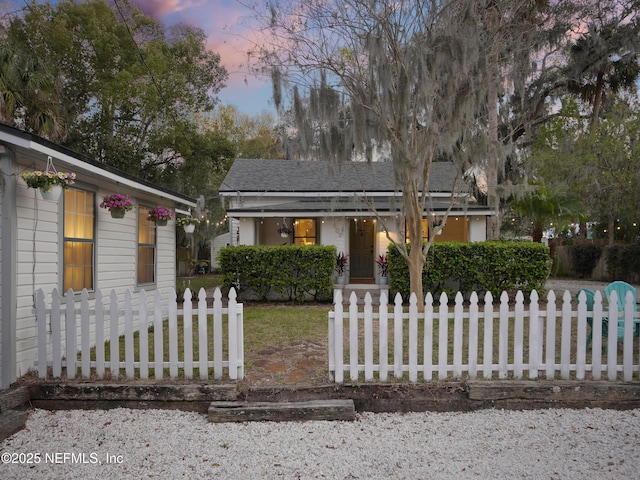 view of front of house featuring a fenced front yard