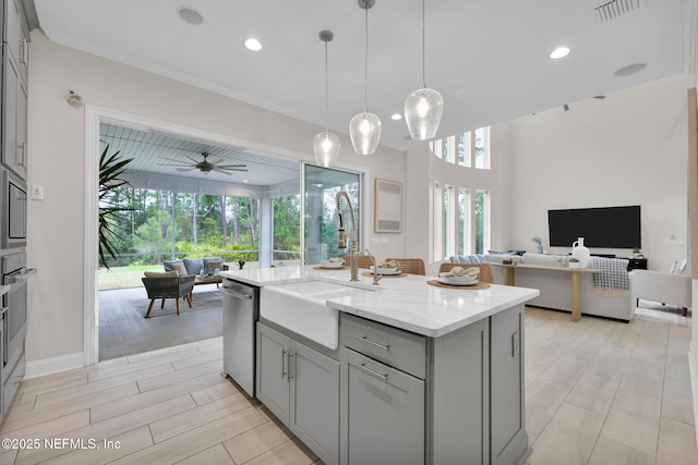 kitchen with visible vents, open floor plan, wood finish floors, and gray cabinetry