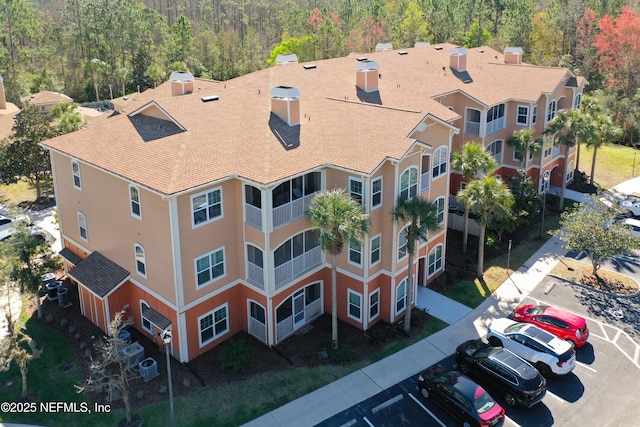 birds eye view of property featuring a forest view