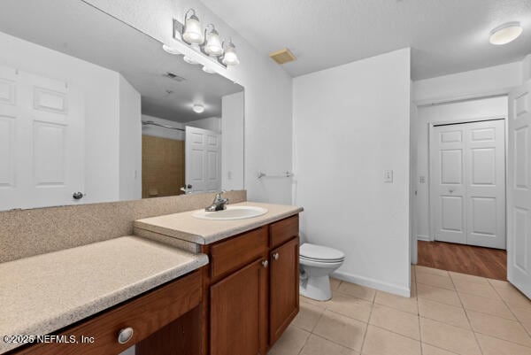 full bathroom featuring tile patterned flooring, toilet, visible vents, vanity, and baseboards