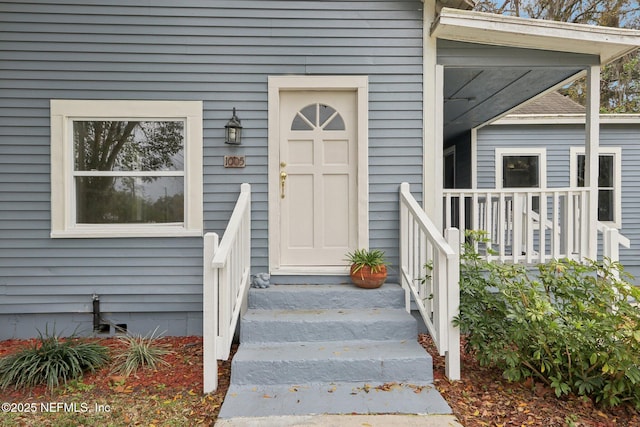 entrance to property with crawl space