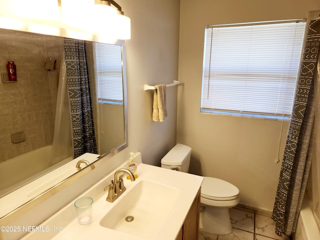 full bathroom with shower / tub combo with curtain, vanity, and toilet