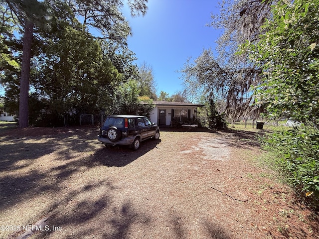 view of front of house featuring dirt driveway