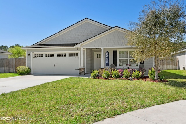 view of front of house featuring driveway, an attached garage, fence, and a front lawn