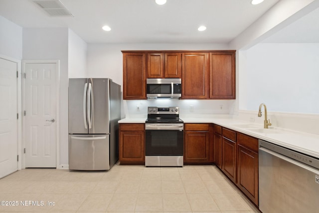 kitchen featuring visible vents, stainless steel appliances, a sink, and recessed lighting