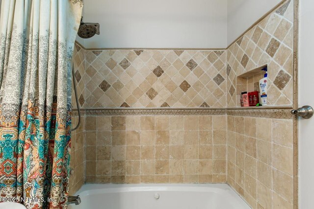 full bath with shower / tub combo with curtain