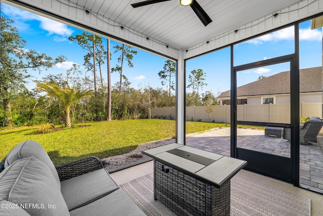 sunroom with ceiling fan