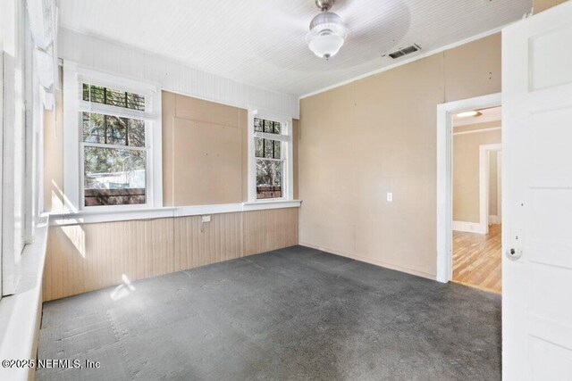 spare room with visible vents and carpet flooring