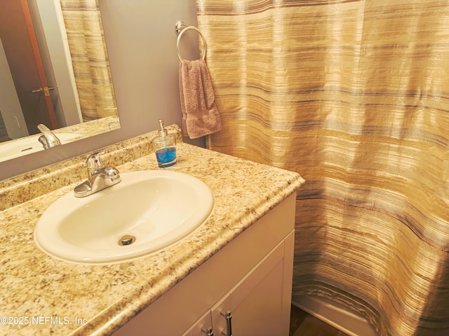 bathroom featuring a shower with shower curtain and vanity