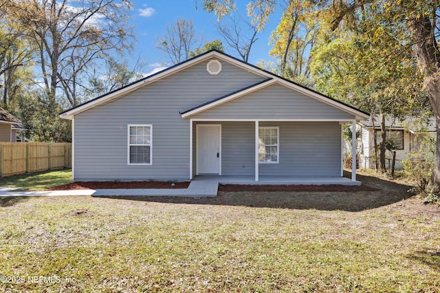 view of front of house featuring a front lawn and fence