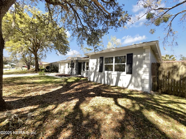 view of front of property featuring a front lawn and fence