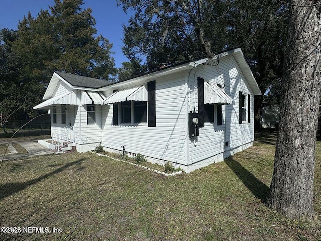 view of front of house featuring crawl space and a front yard