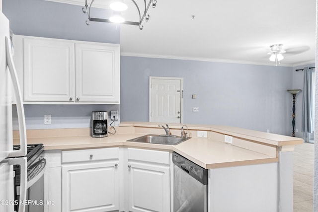 kitchen featuring a sink, a peninsula, crown molding, and stainless steel appliances