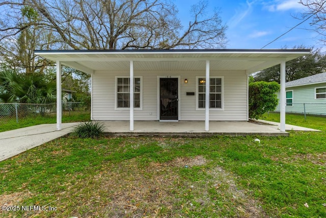 bungalow featuring fence and a front yard