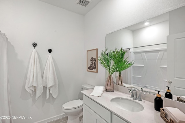 full bath with visible vents, toilet, a shower with shower curtain, baseboards, and vanity